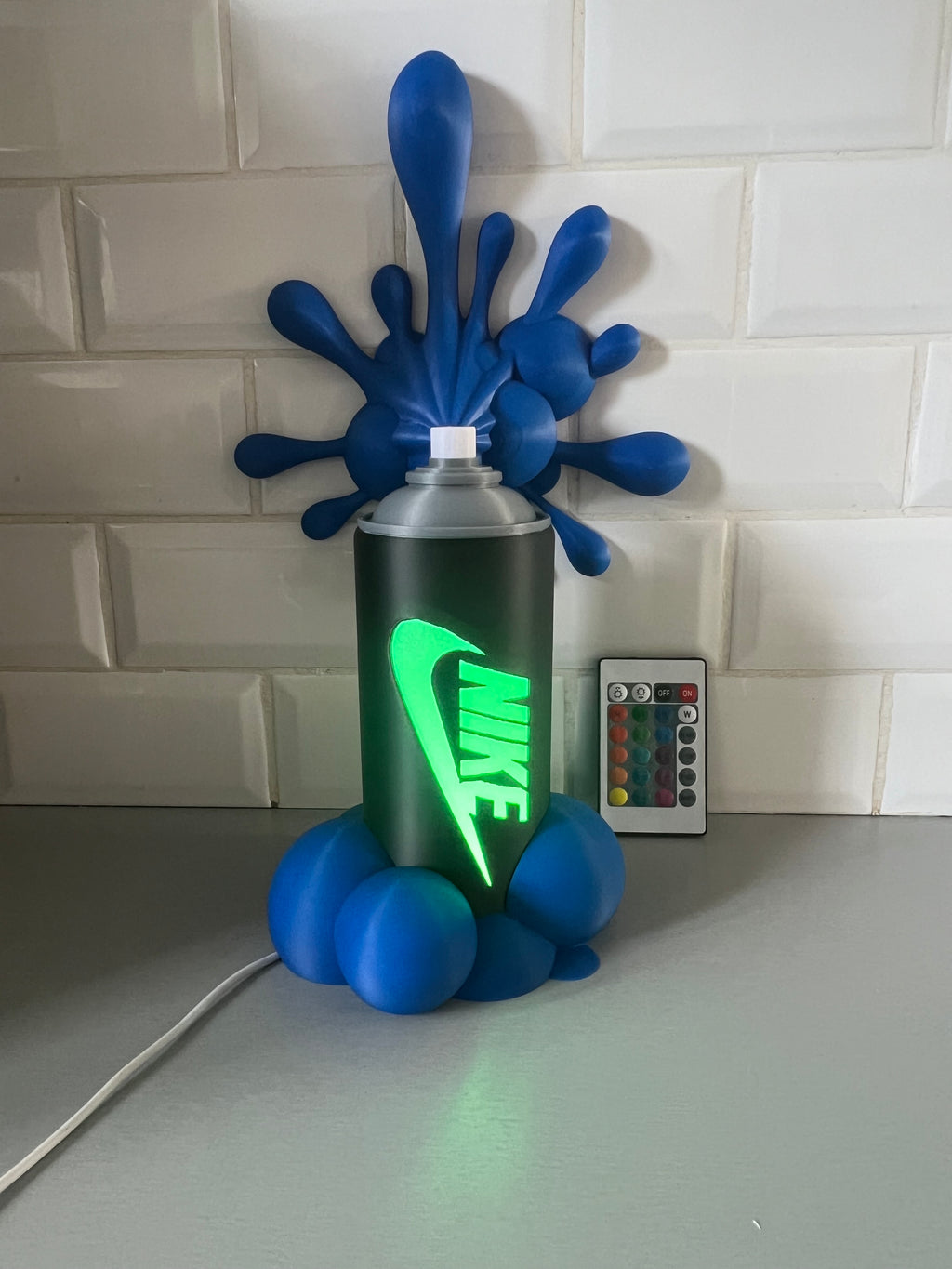 Lampe bombe de peinture style graffiti, éclaboussures bleues, éclairage LED allumé