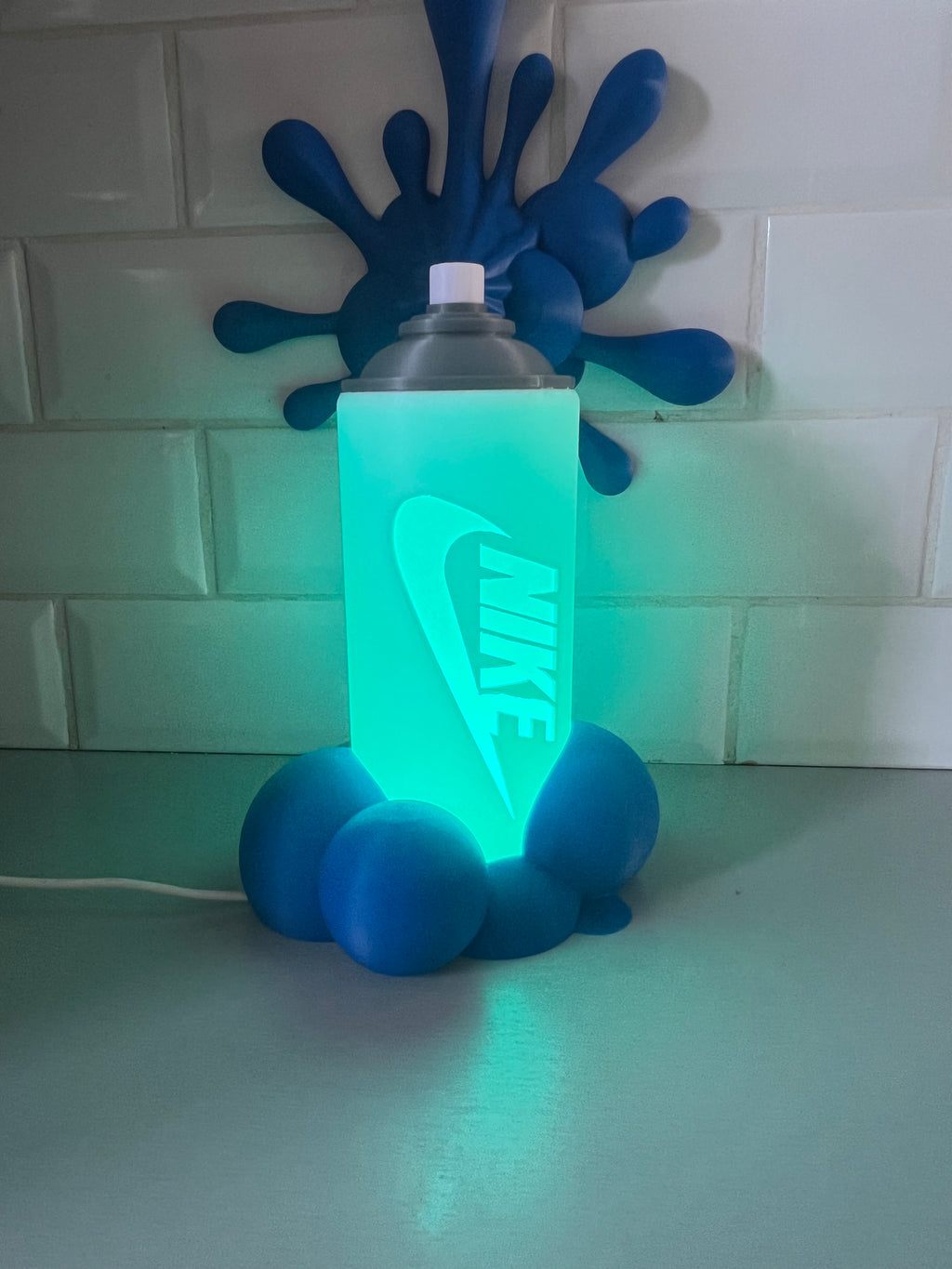 Lampe bombe de peinture style graffiti, éclaboussures bleues, éclairage LED allumé