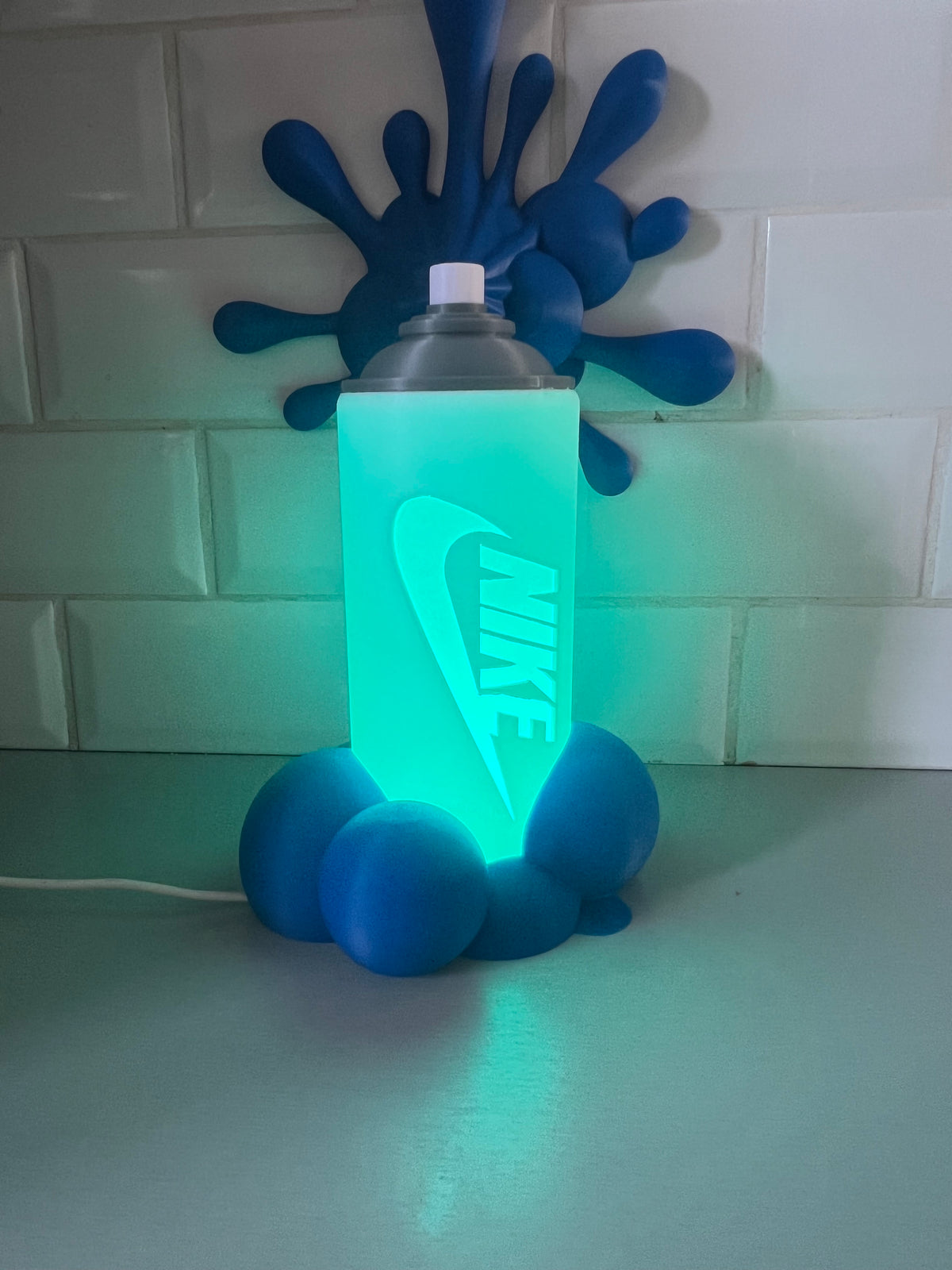 Lampe bombe de peinture style graffiti, éclaboussures bleues, éclairage LED allumé
