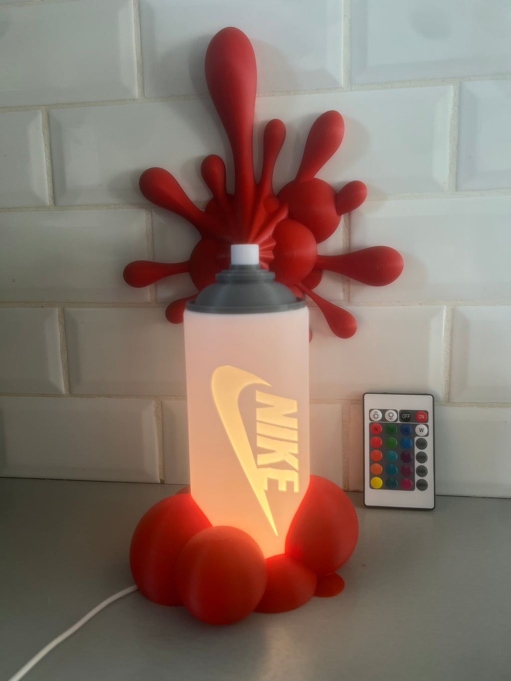 Lampe bombe de peinture style graffiti, éclaboussures rouges, éclairage LED allumé