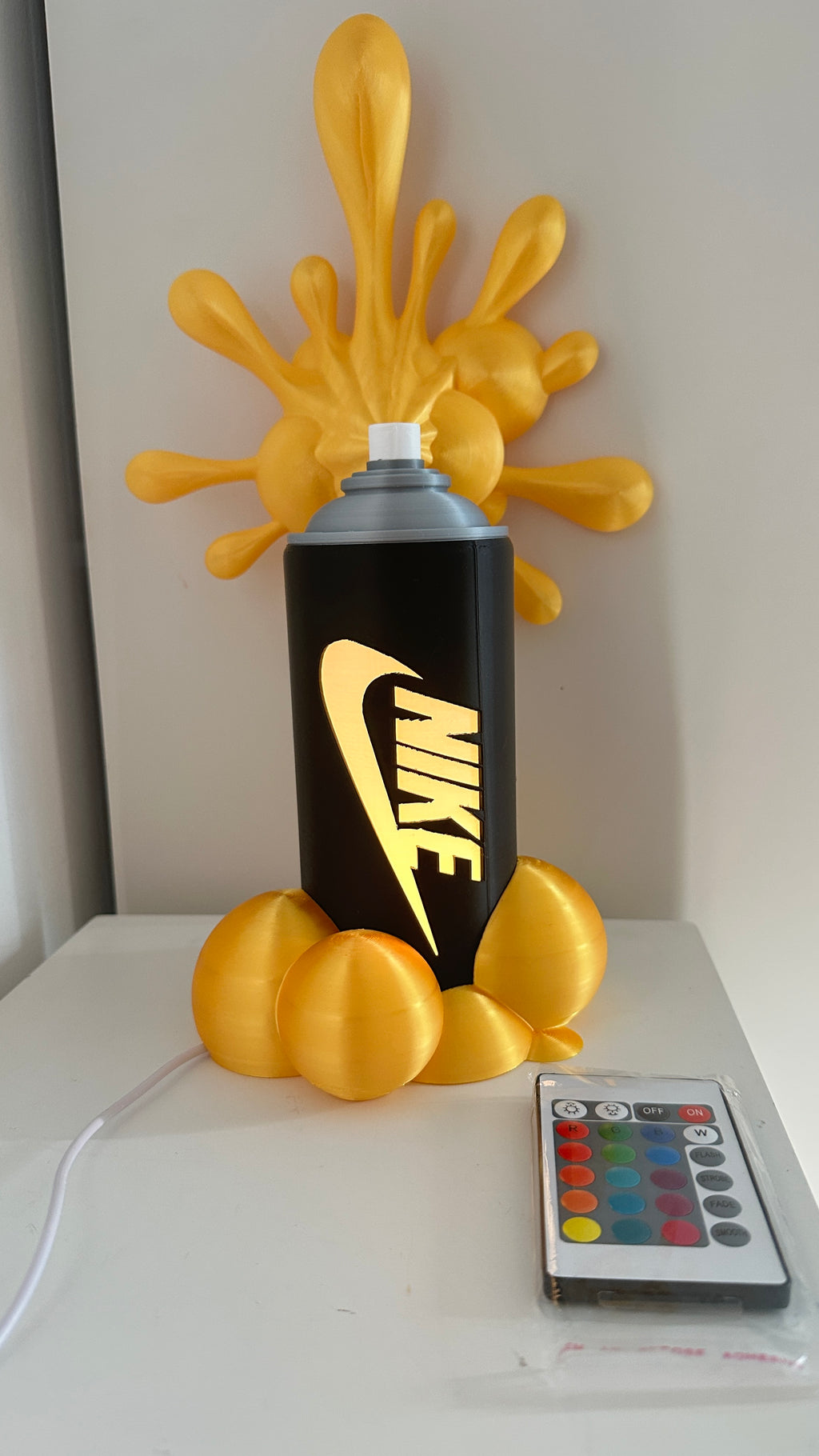 Lampe bombe de peinture style graffiti, éclaboussures jaunes, éclairage LED allumé