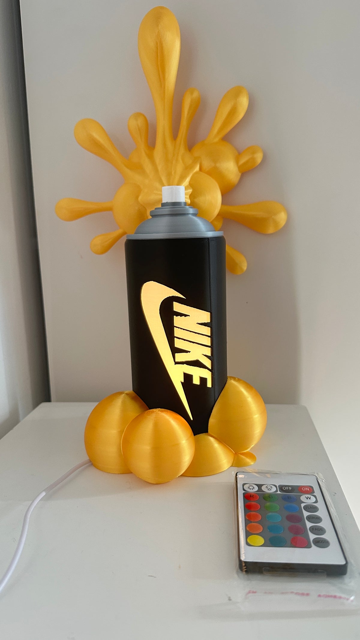 Lampe bombe de peinture style graffiti, éclaboussures jaunes, éclairage LED allumé