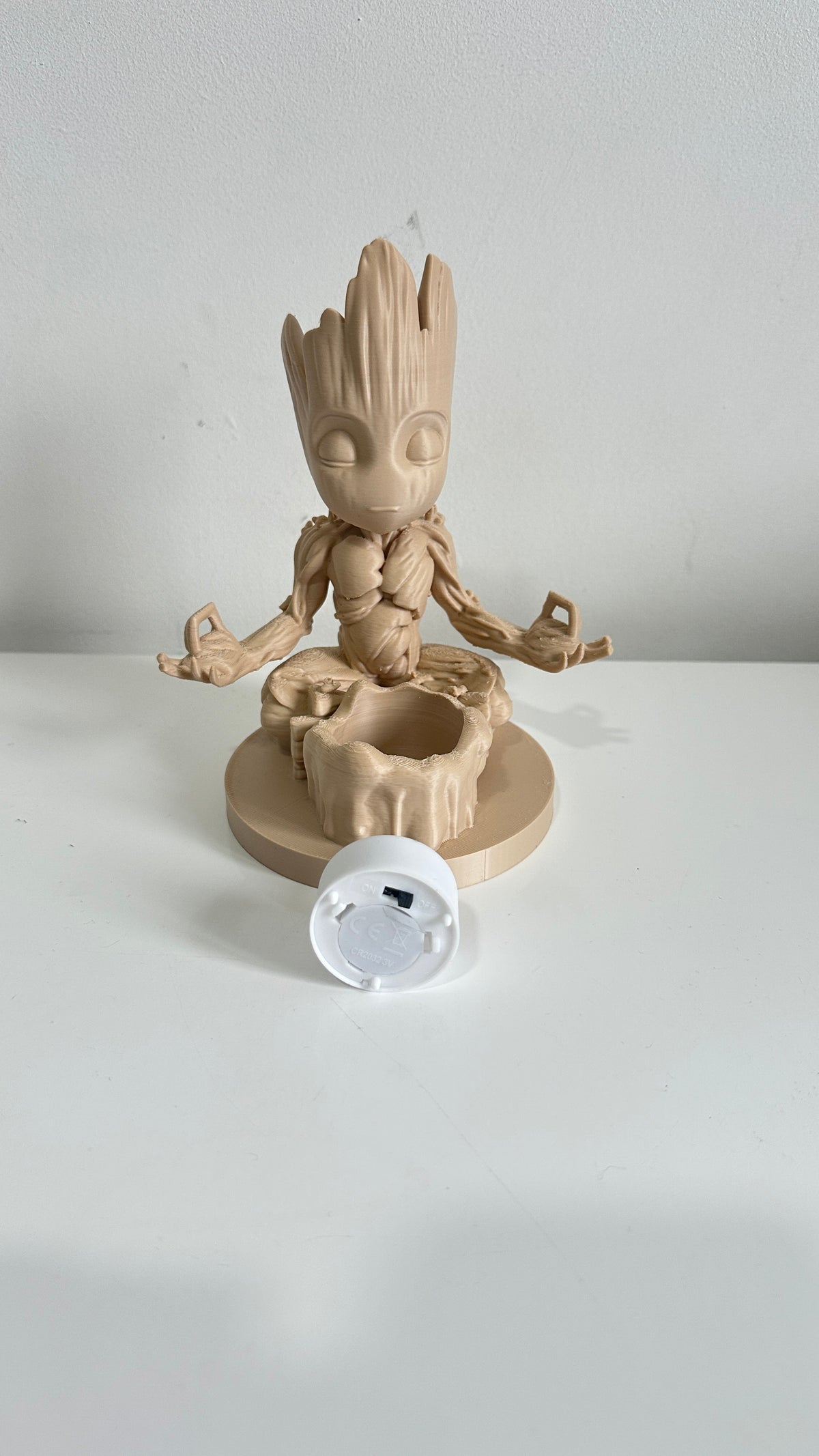 Figurine petit arbre zen beige avec bougie LED, détail de la bougie
