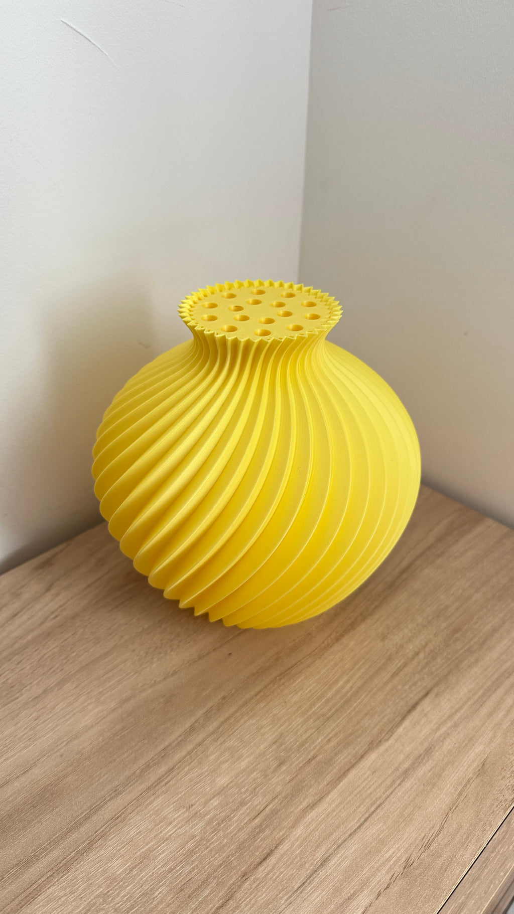 Vase boule torsadé jaune avec support de tiges