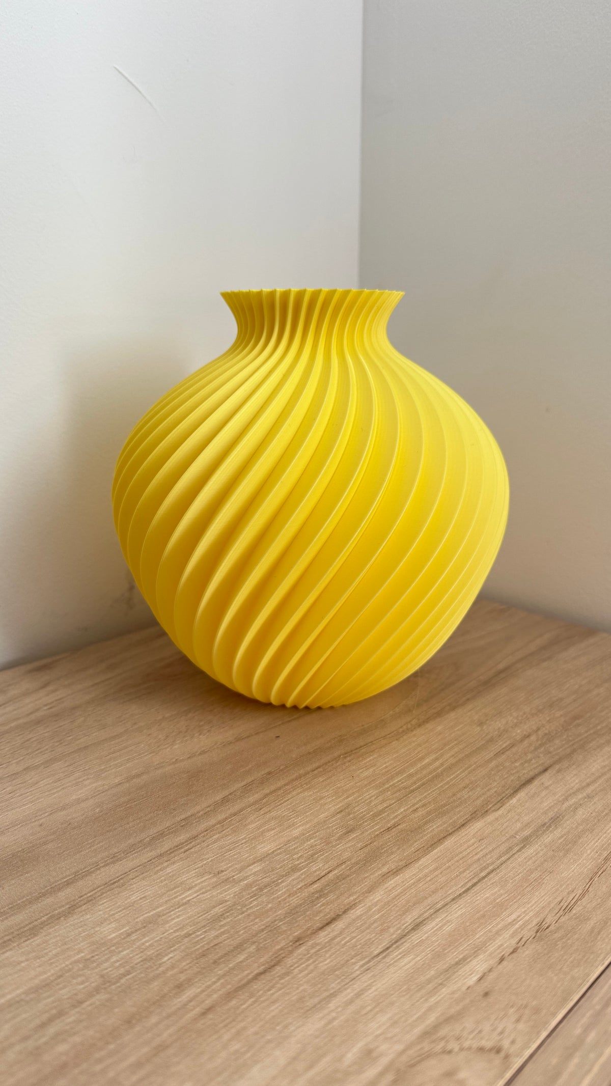 Vase boule torsadé jaune