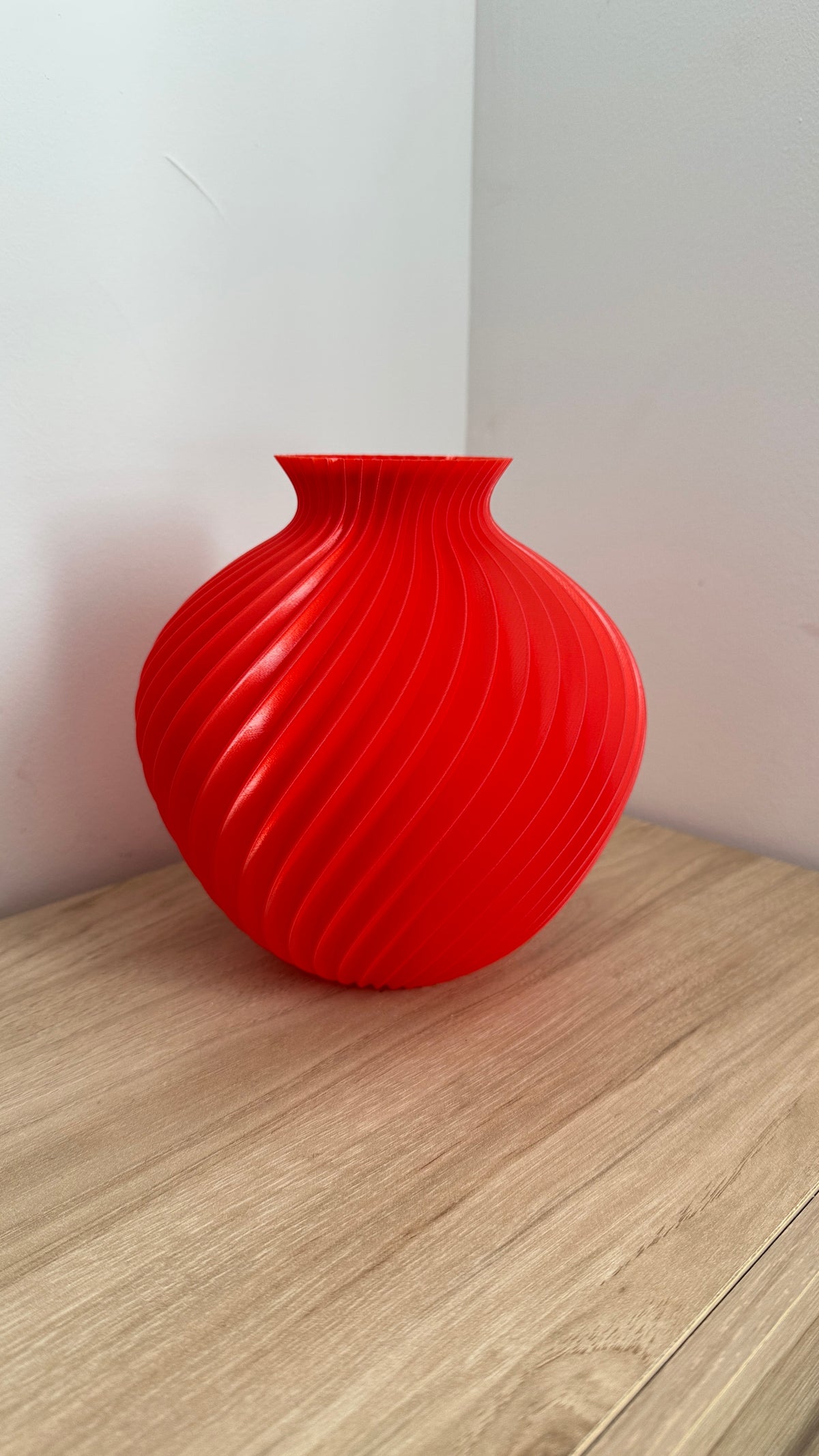 Vase boule torsadé rouge