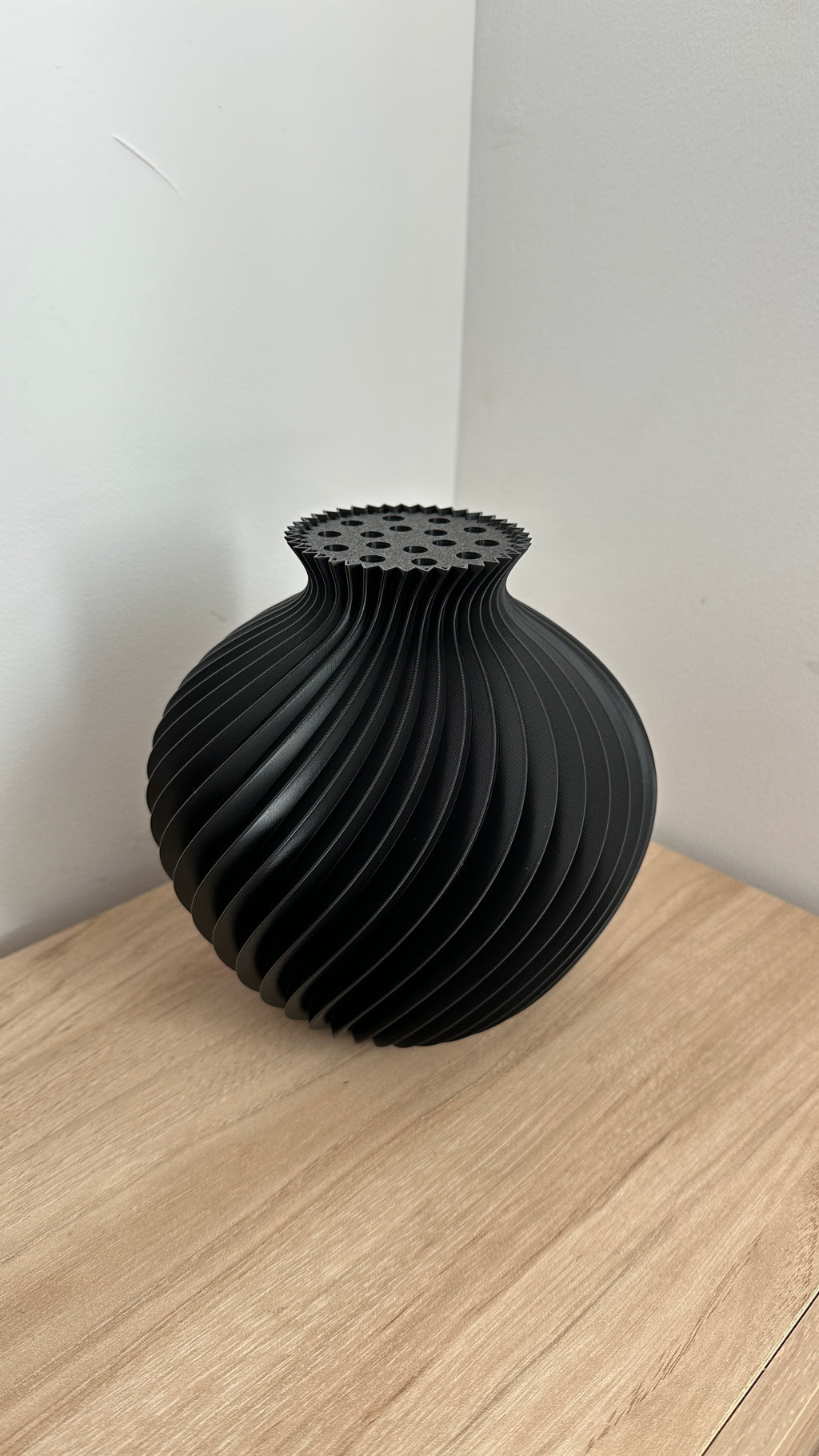 Vase boule torsadé noir avec support de tiges