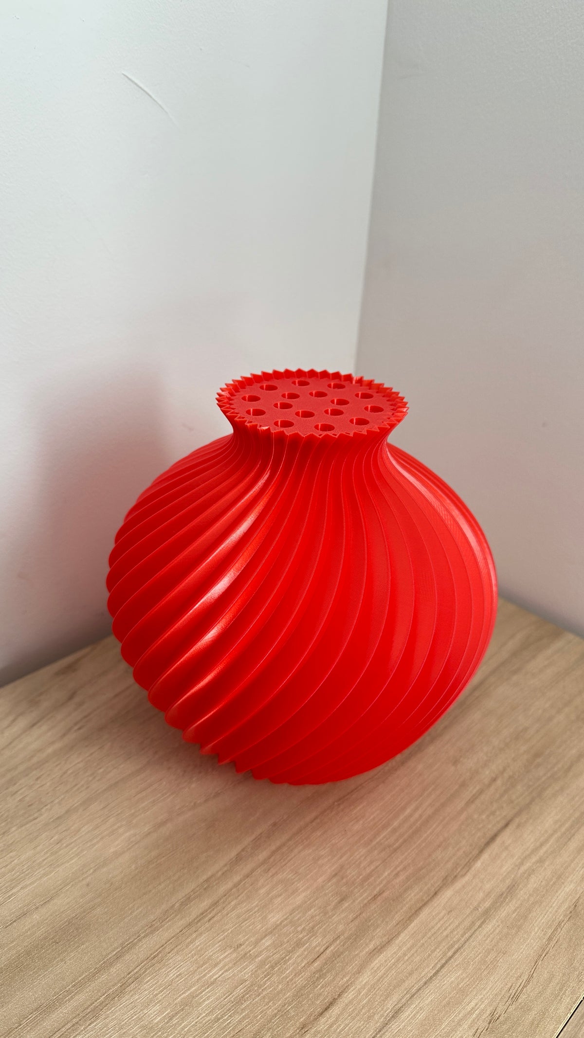 Vase boule torsadé rouge avec support de tiges