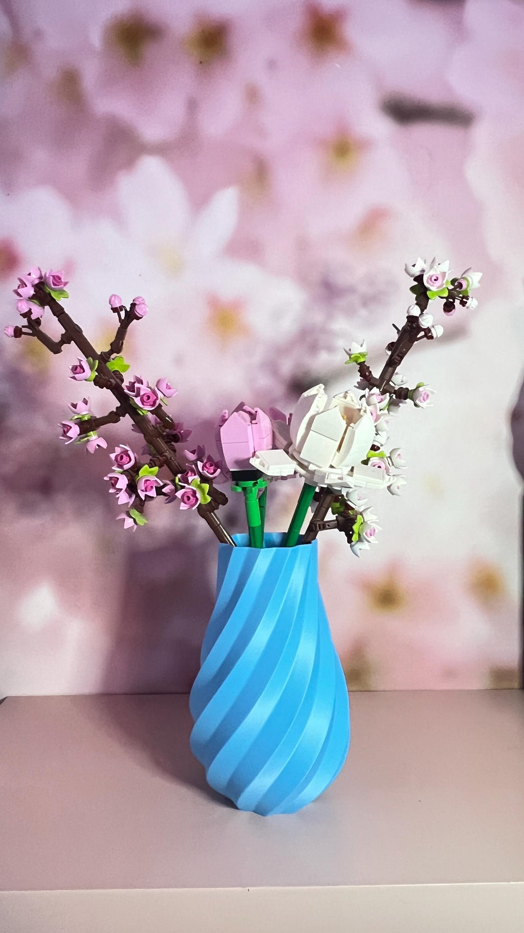 Petit vase torsadé bleu avec branches de fleurs de cerisier LEGO®