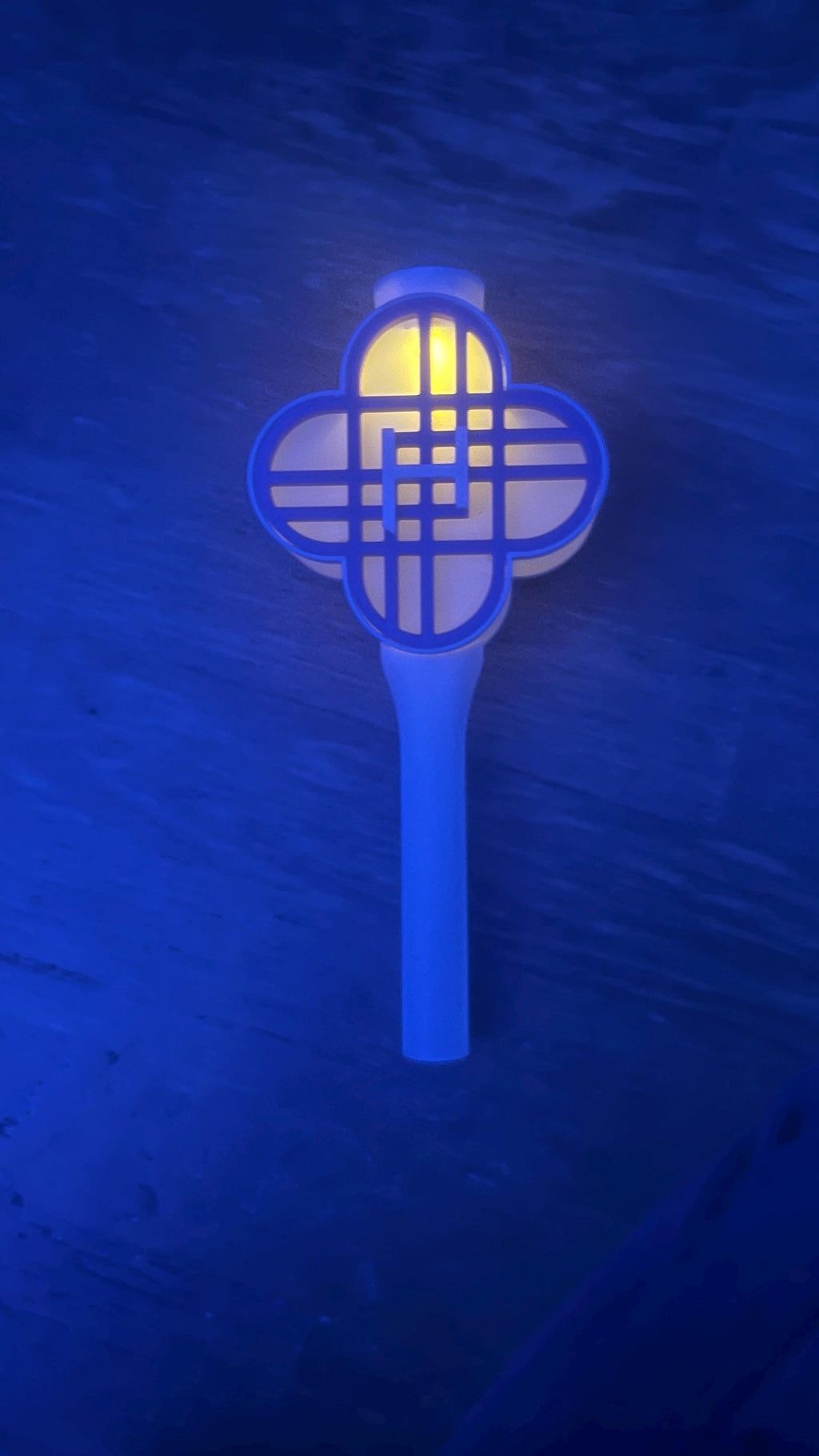Bâton lumineux LED blanc et violet, allumé dans le noir