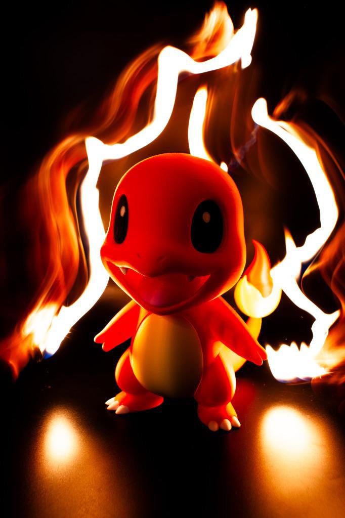 Figurine petit dragon orange style chibi, avec effet de flammes