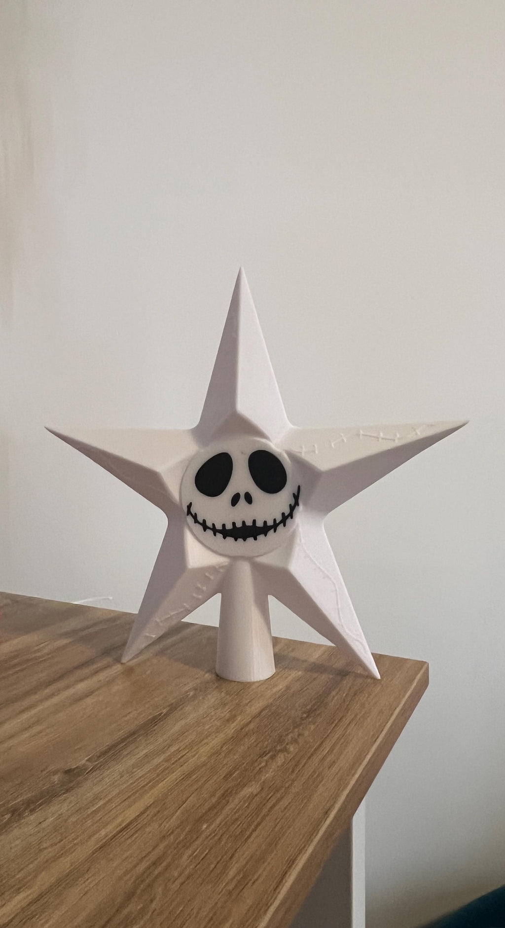 Étoile de sapin blanche à visage de squelette