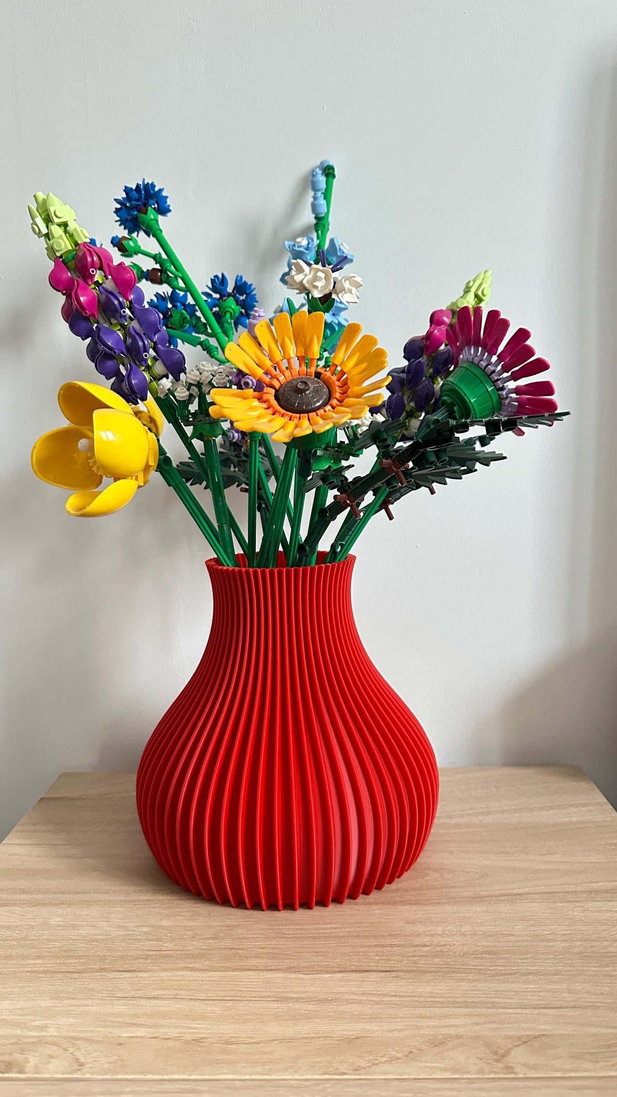 Vase pansu cannelé rouge avec bouquet de fleurs LEGO®