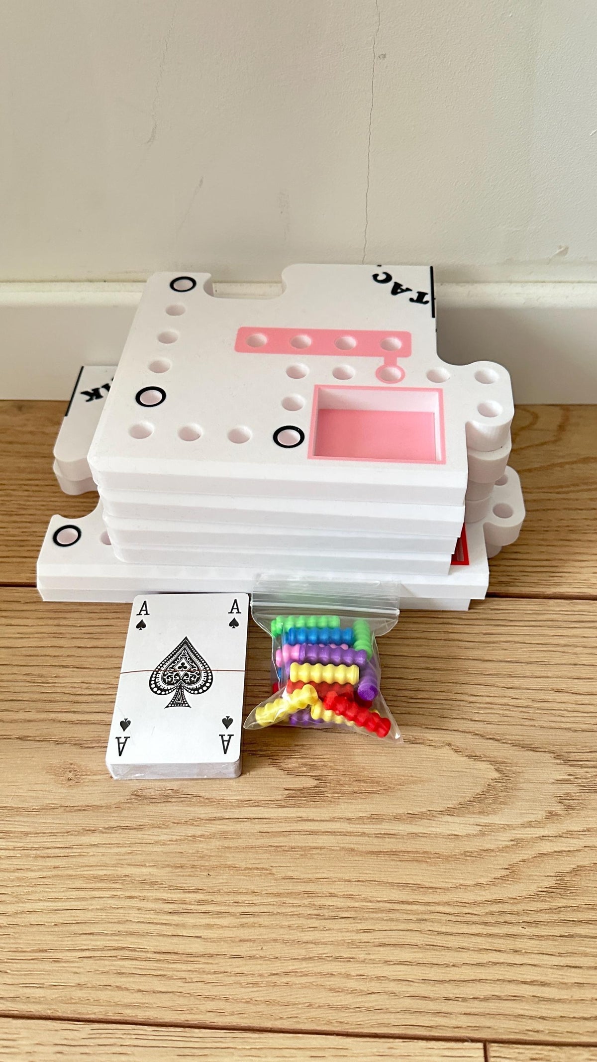 Plateau Tac Tik avec pions colorés et cartes à jouer
