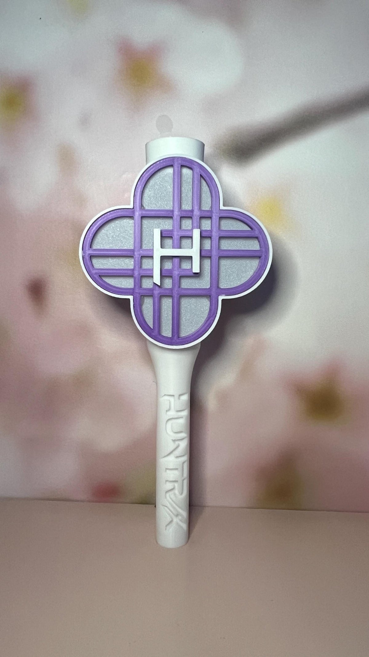 Bâton lumineux LED blanc et violet, vue de face sur fond clair