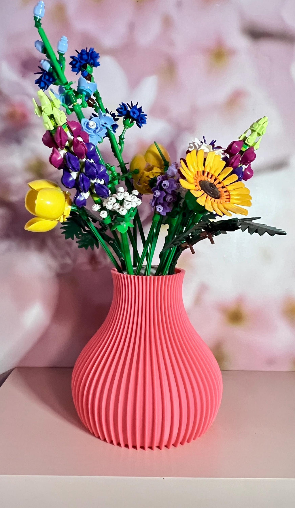 Vase pansu cannelé rose corail avec bouquet de fleurs LEGO®