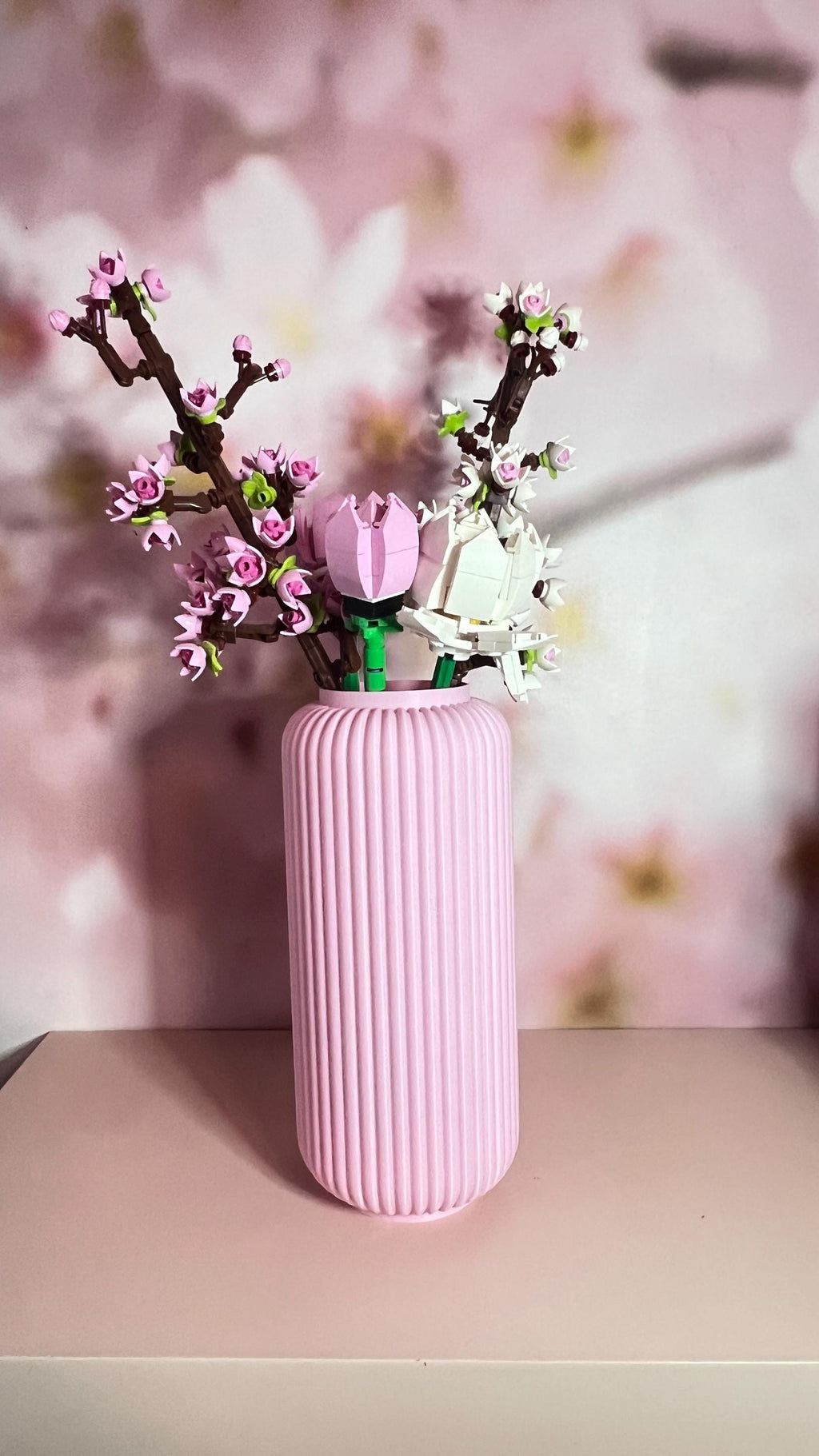 Vase cannelé rose avec branches de fleurs de cerisier LEGO®