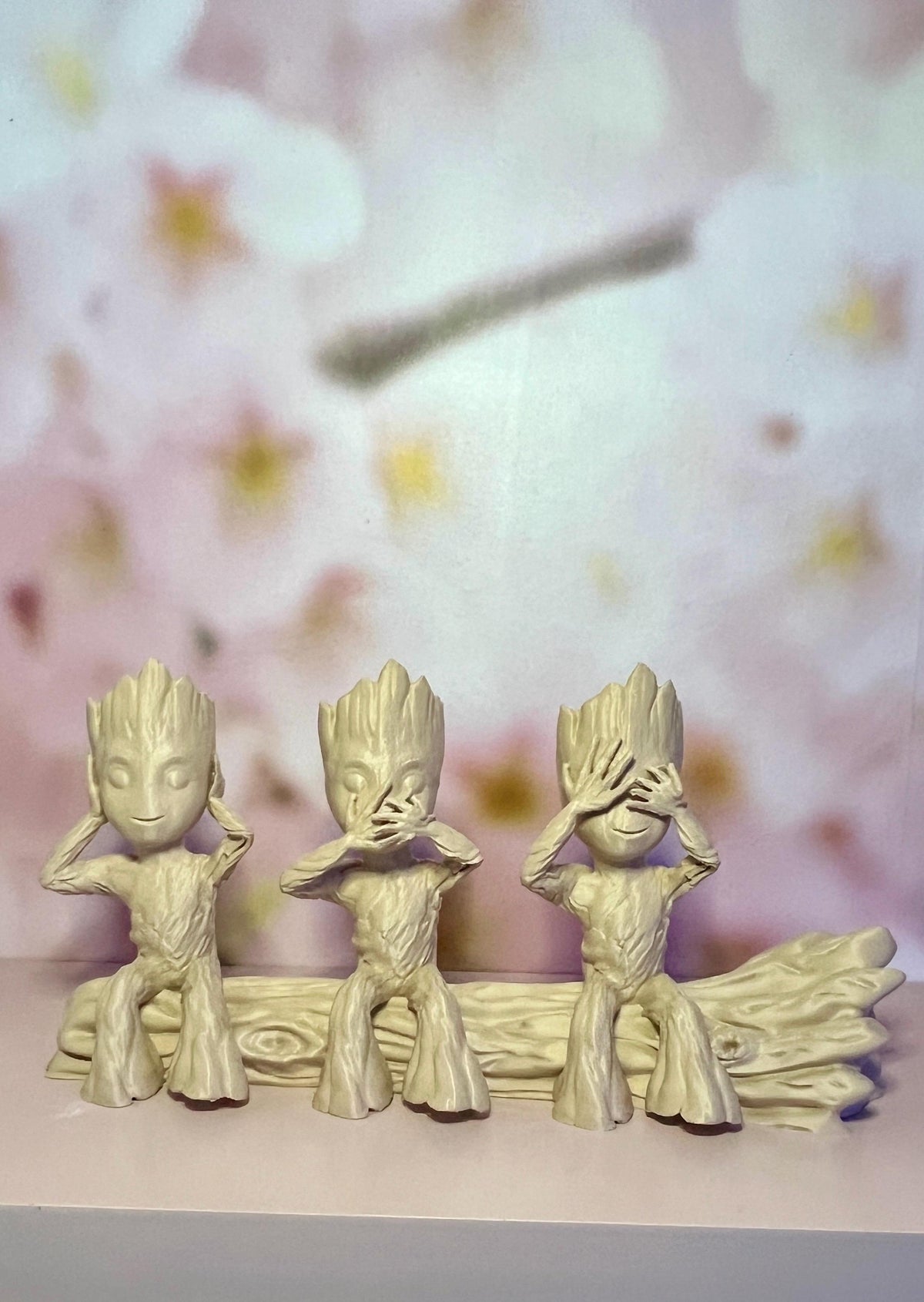 Trio de figurines beiges des trois sagesses, vue de face