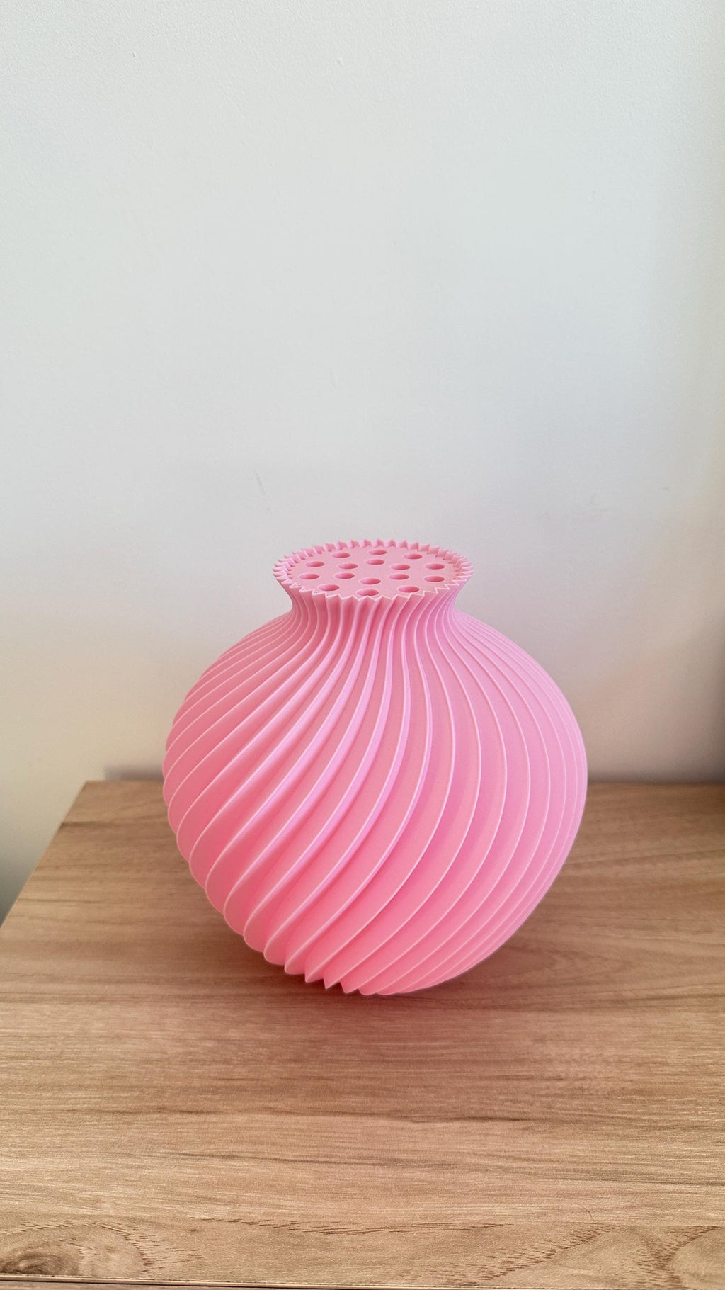 Vase boule torsadé rose avec support de tiges