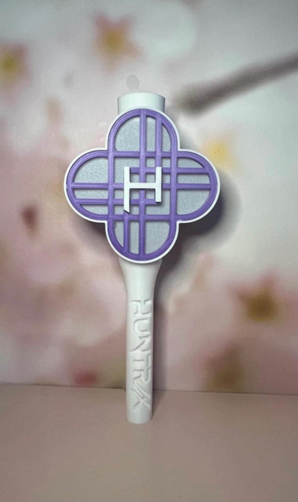 Bâton lumineux LED blanc et violet, tête lumineuse en gros plan