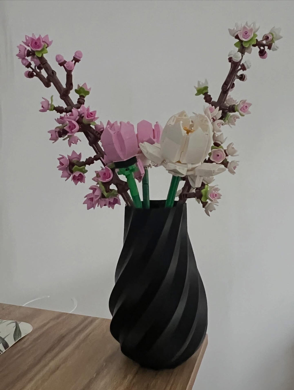 Petit vase torsadé noir avec branches de fleurs de cerisier LEGO®
