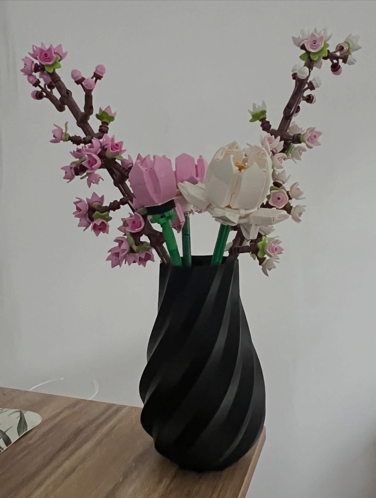 Petit vase torsadé noir avec branches de fleurs de cerisier LEGO®