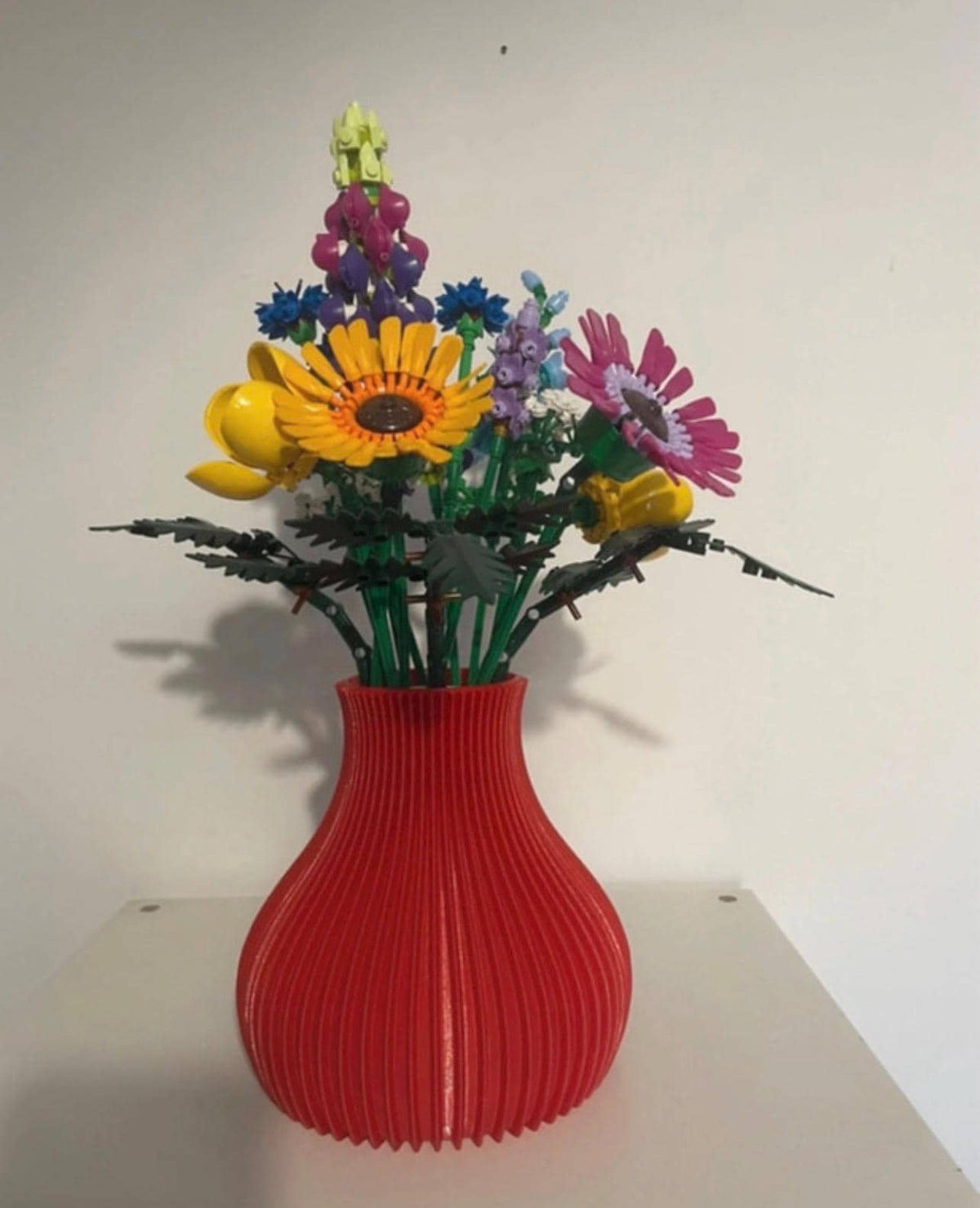 Vase pansu cannelé rouge avec bouquet de fleurs sauvages LEGO®