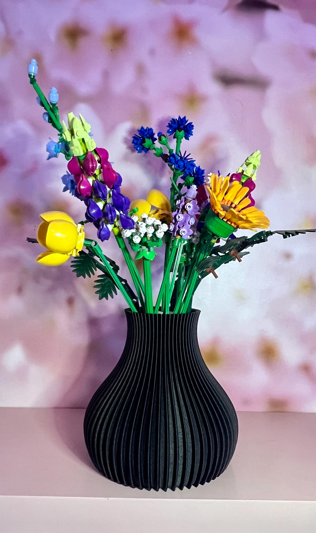 Vase pansu cannelé noir avec bouquet de fleurs LEGO®
