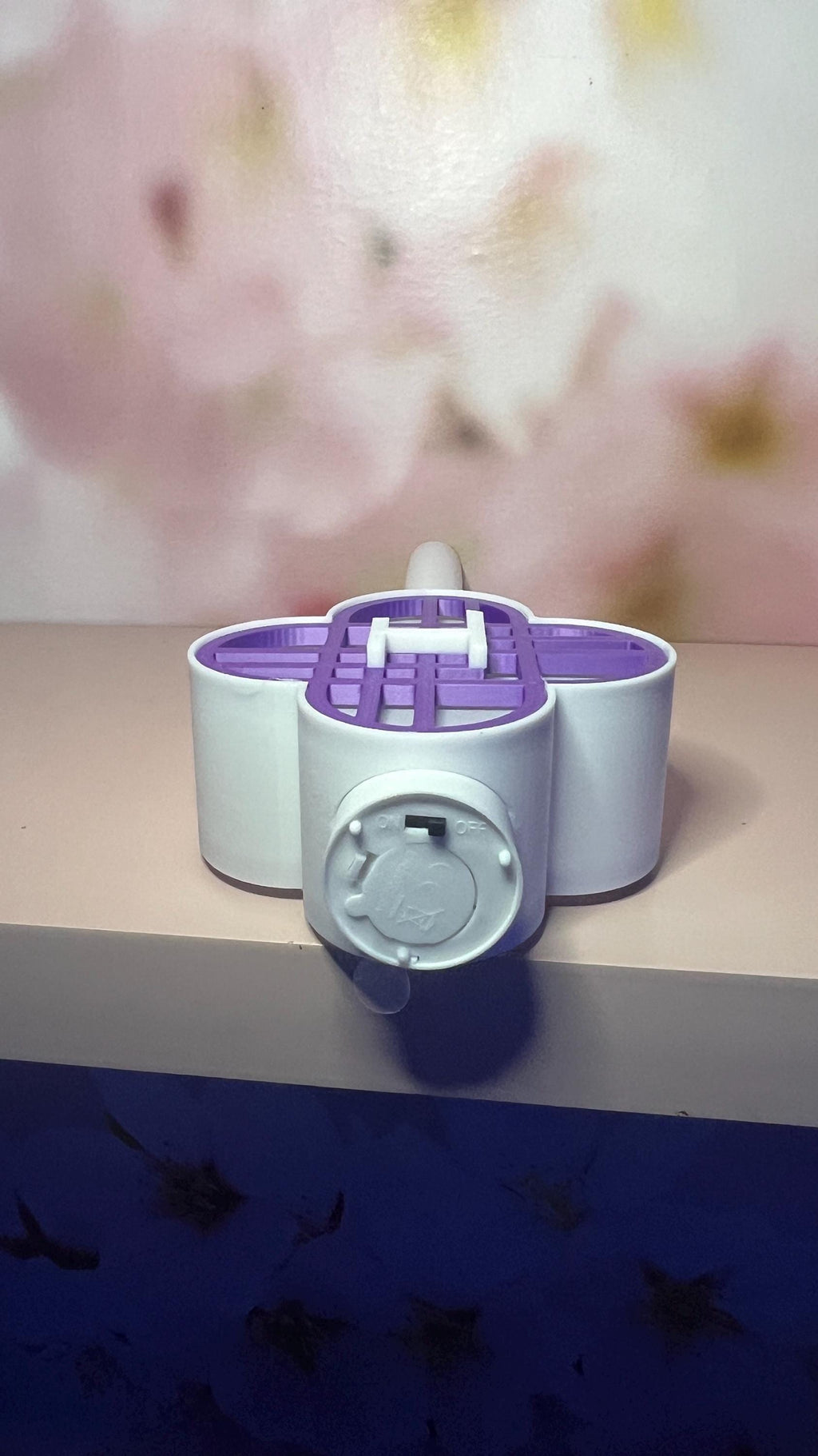 Bâton lumineux LED blanc et violet, détail de la tête
