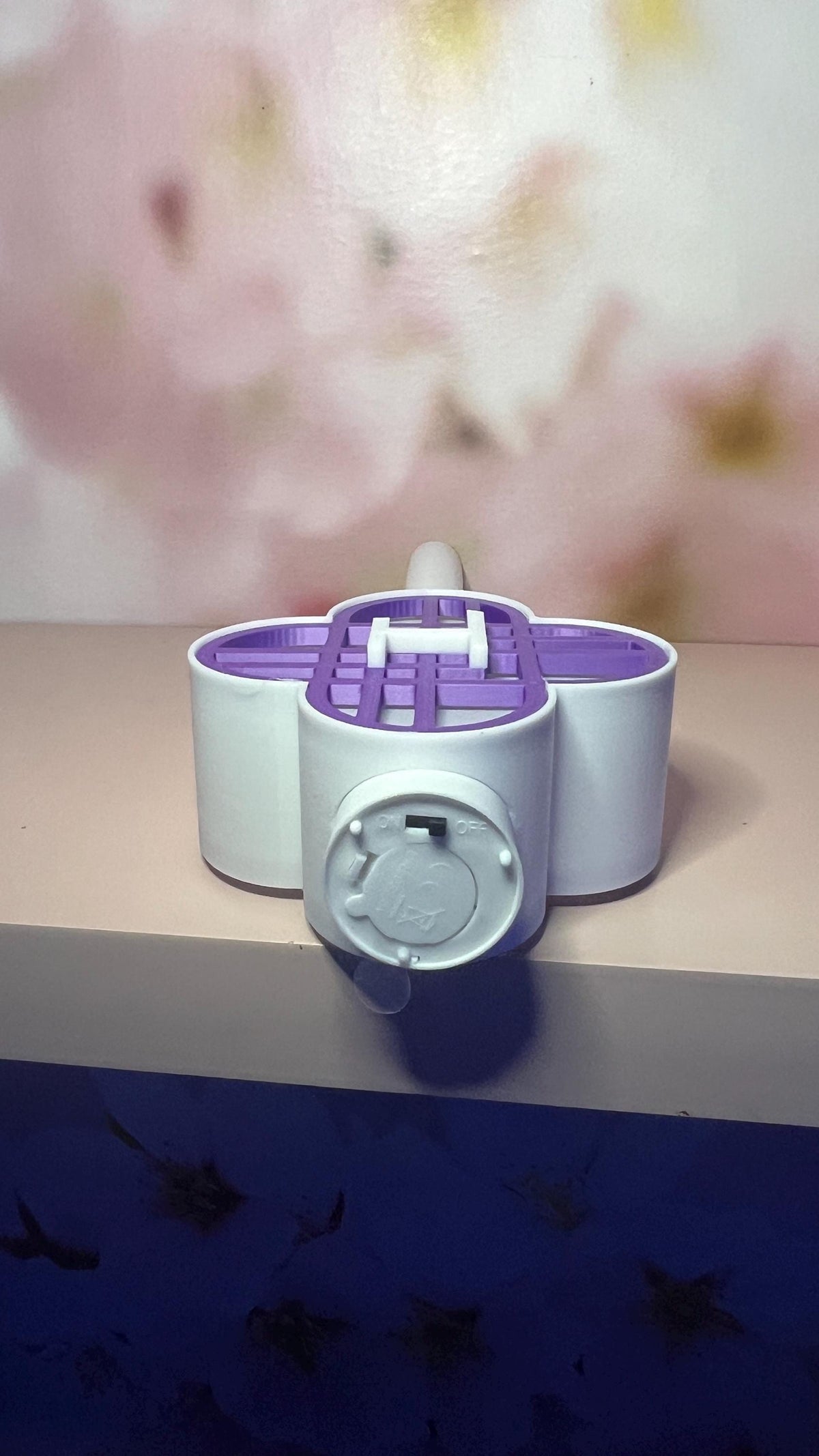 Bâton lumineux LED blanc et violet, détail de la tête